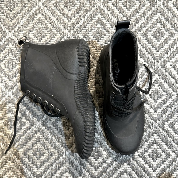 Lace-up rubber booties size 36. - Picture 2 of 2